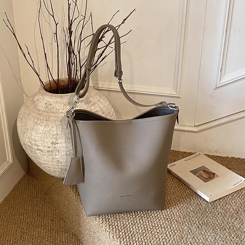 

Retro niche underarm bag women s bag 2025 autumn new simple large-capacity bucket bag fashionable shoulder bag