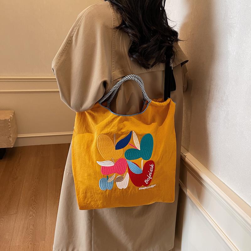 Ny damväska Lazy Ins Wind Japansk broderi Mode Joker Stor kapacitet Slitstark axelväska Pendlarbudväska.