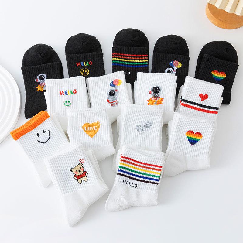 Calzini da donna a metà polpaccio stile coreano: Orso Cartone Animato, Strisce Arcobaleno, Motivi a Cuore & Faccine Sorridenti - Collezione Autunno/Inverno.