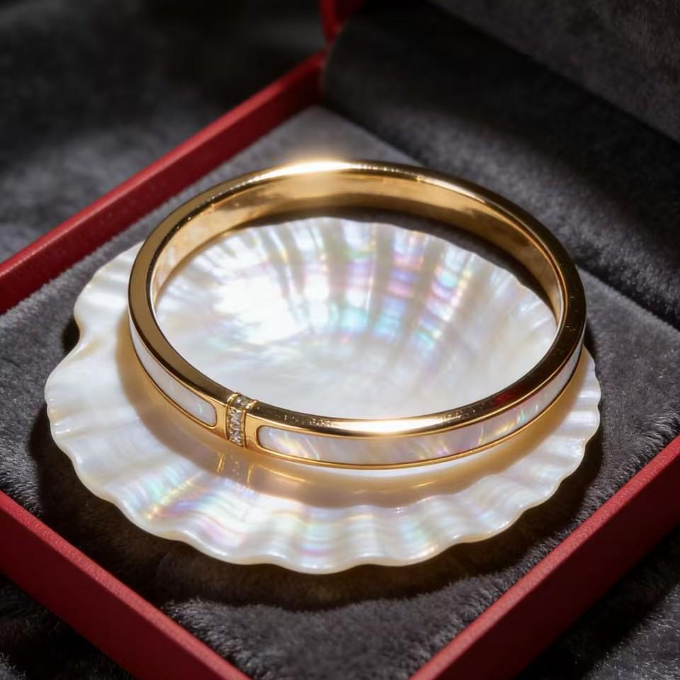 2025 French Light Luxury Tri-Scallop White Shell Titanium Steel Bracelet for Women - Elegant Gold Buckle Design