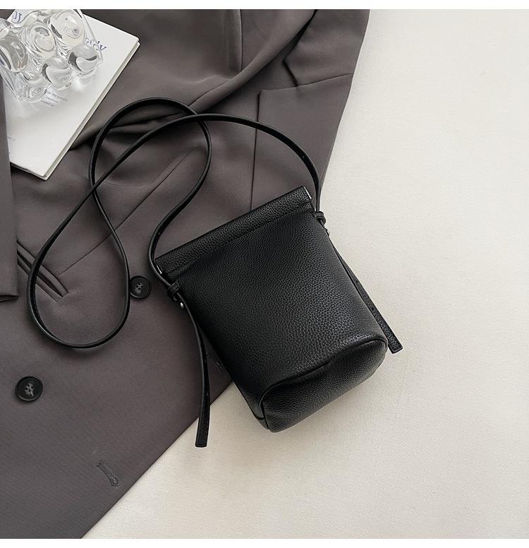 

Candy color exquisite mobile phone bag women s 2025 spring and summer new high-end fashion Korean version small bag casual messenger bucket bag