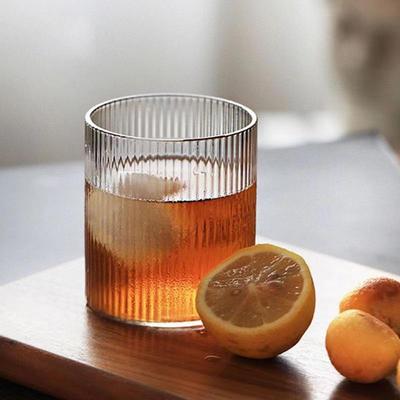Nordische Minimalistische Hochborosilikatglas-Tasse mit Vertikalen Streifen - Influencer-Stil für Cocktails, Kalte Getränke, Wasser und Kaffee.