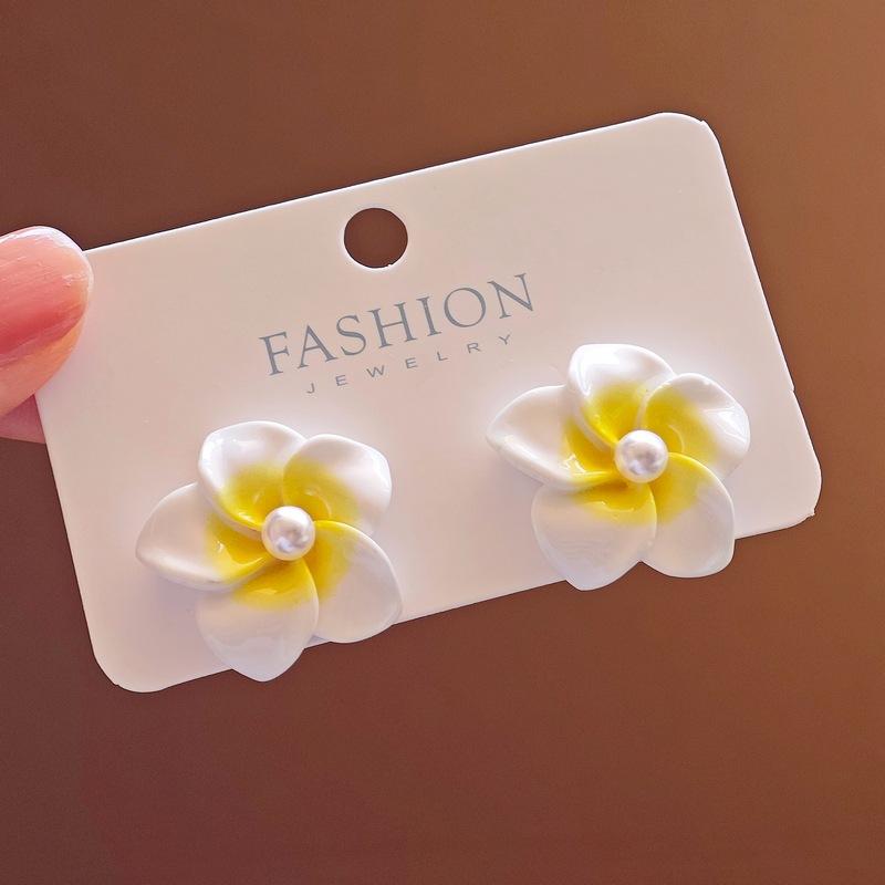 Sweet White Color Flower Stud Earrings For Women New Trend Jewelry Simple Wedding Christmas Girl Friend Gift Jewelry Wholesale