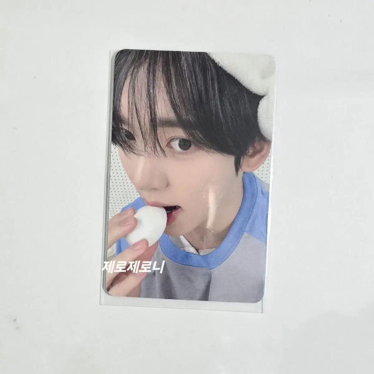 

Han Yu-jin Apple Music Lucky Draw Sheep Hair Photocard On Sell