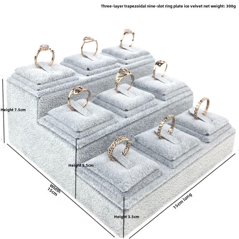 Suport de Expunere Bijuterii din Catifea pentru Inele & Brățări - Formă Trapezoidală cu Accente Aurii și Argintii