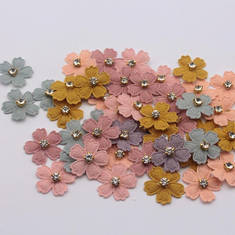 Een set van 20 kleine stoffen bloemenpatches, perfect voor gebruik in projecten, haaraccessoires, hoofdbanden, strikken en hoeddecoraties.