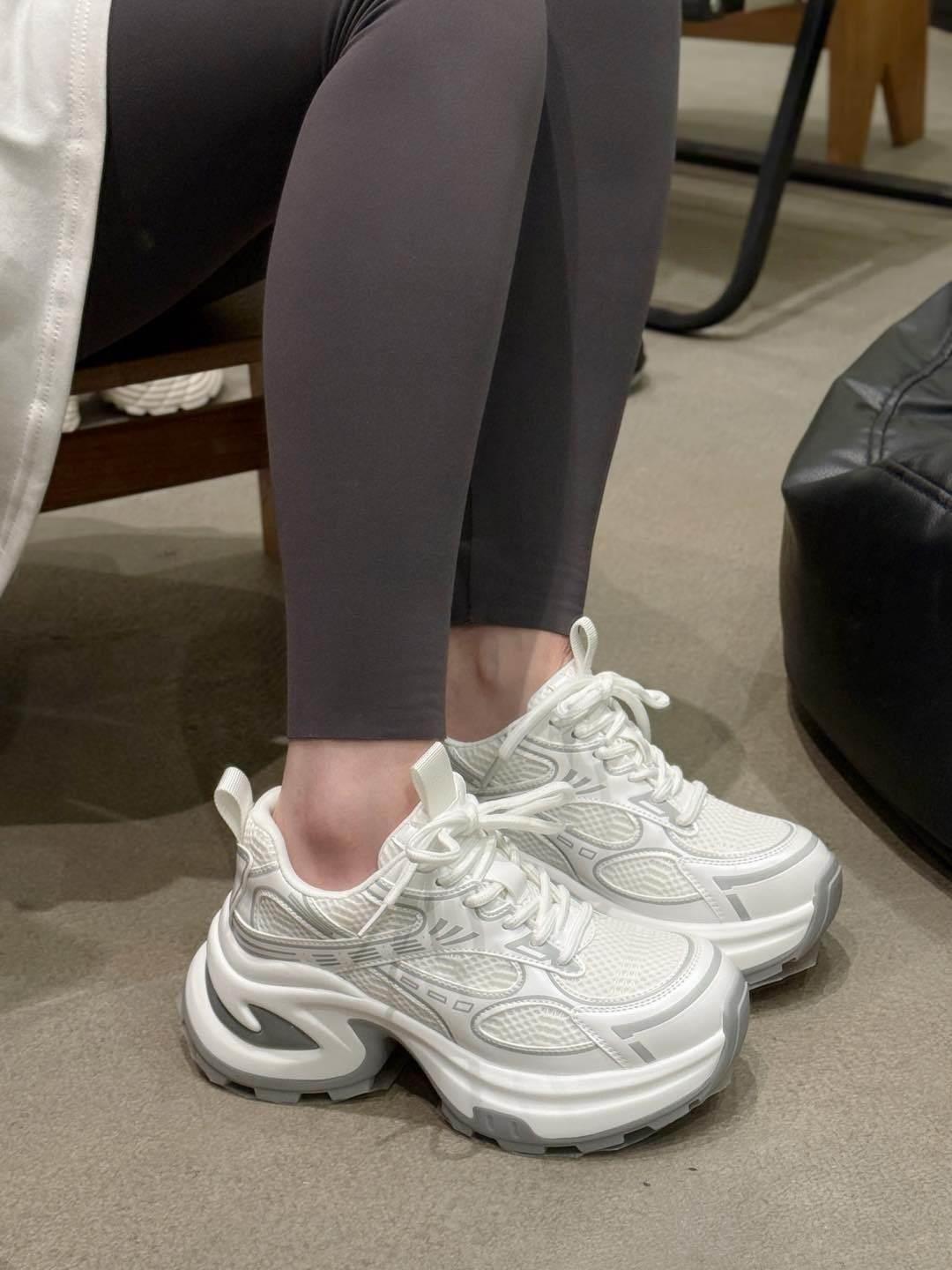 

Женские кроссовки на толстой подошве, весна-лето 2025, новая сетчатая дышащая и универсальная повседневная и легкая маленькая спортивная обувь для бега 40 белый