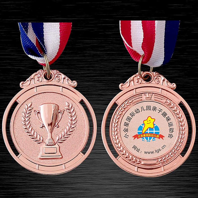 Maraton Zlatá medaile Stříbrná medaile Trofejová medaile Vítěz Odměna Povzbuzení Odznak Odznak Odznak Venkovní soutěž Ocenění