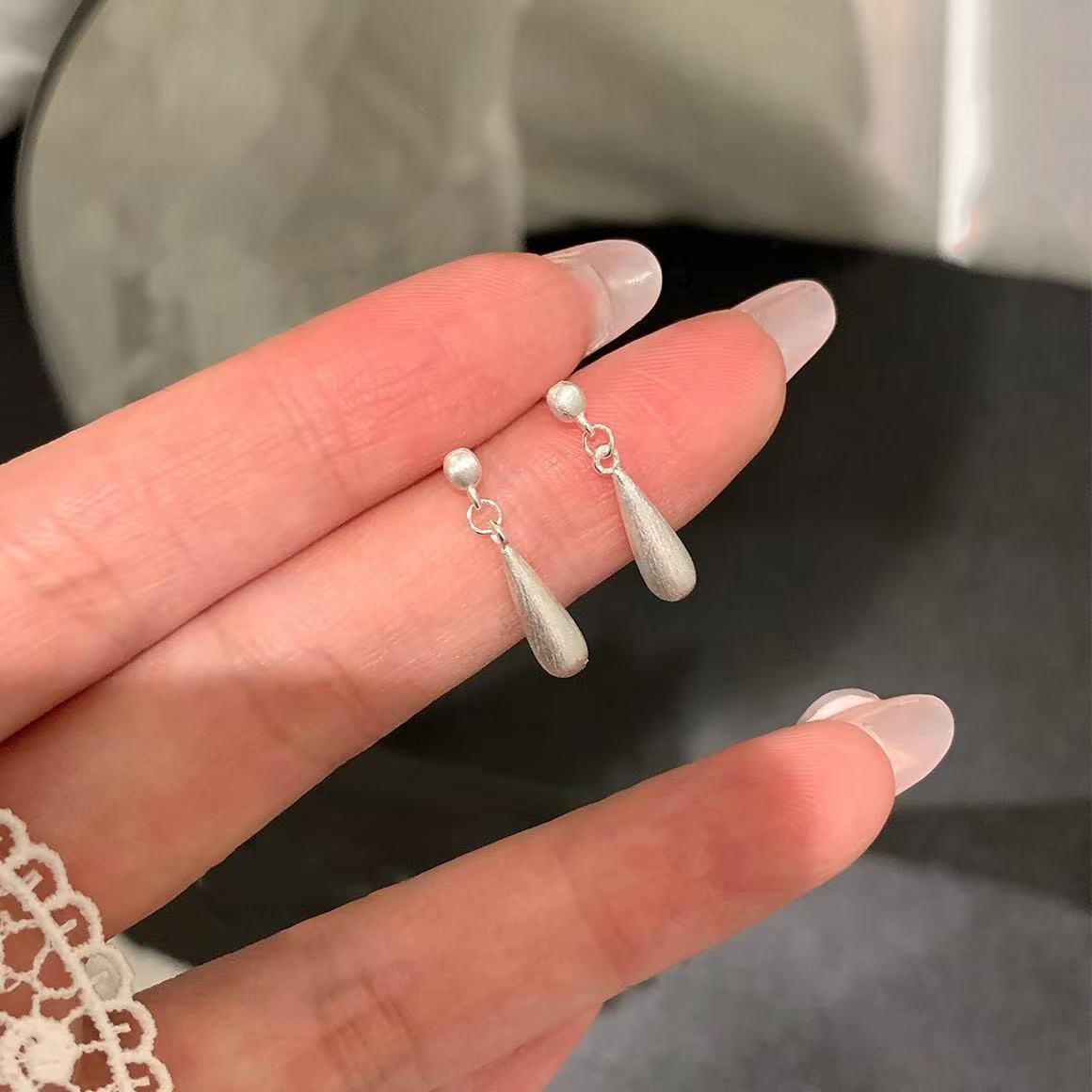 Серебряные матовые серьги-гвоздики в форме капли - Женские украшения в стиле ретро, легкая роскошь