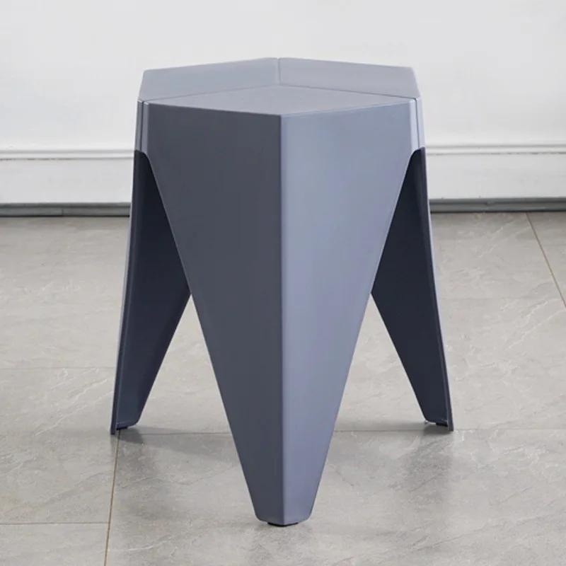 Nordische Kunststoffhocker können gestapelt und mit verdickten Gummihockern aufgestellt werden. Einfache und moderne Esszimmerhocker für den Haushalt