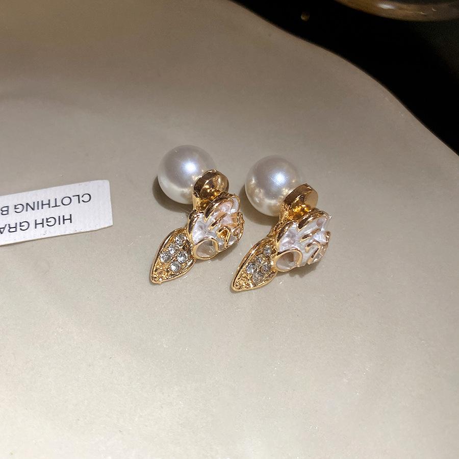 

Silver Needle Diamond Strawberry Pendant Earrings Women s Light Luxury Exquisite Temperament Earrings Simple Fashion High-end Earrings