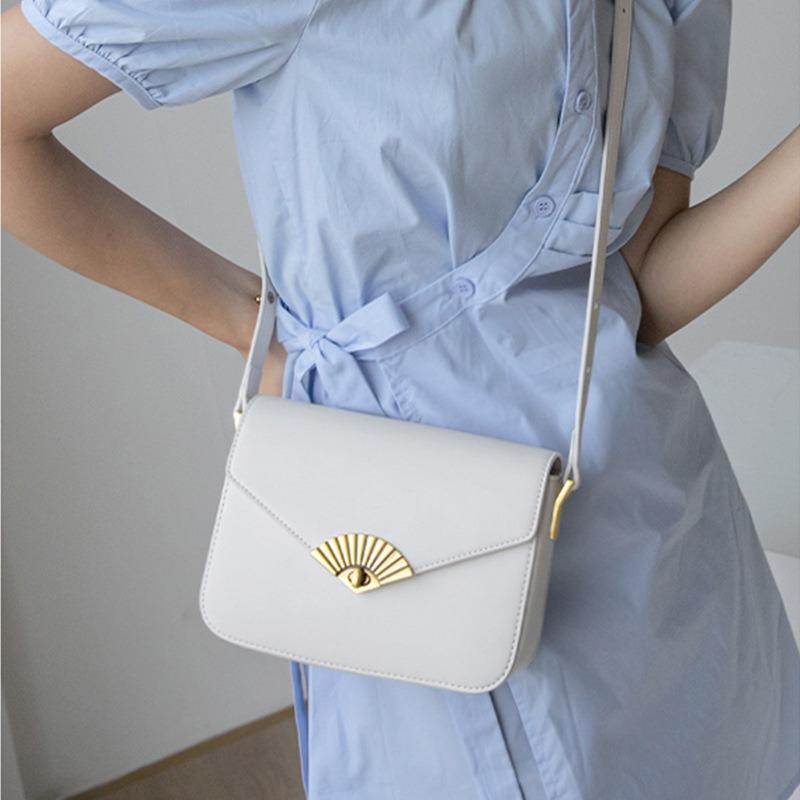 

Нишевый дизайн маленькая квадратная сумка с откидным замком сумка через плечо из коровьей кожи женская сумка OEM 19X14X7cm слоновая кость