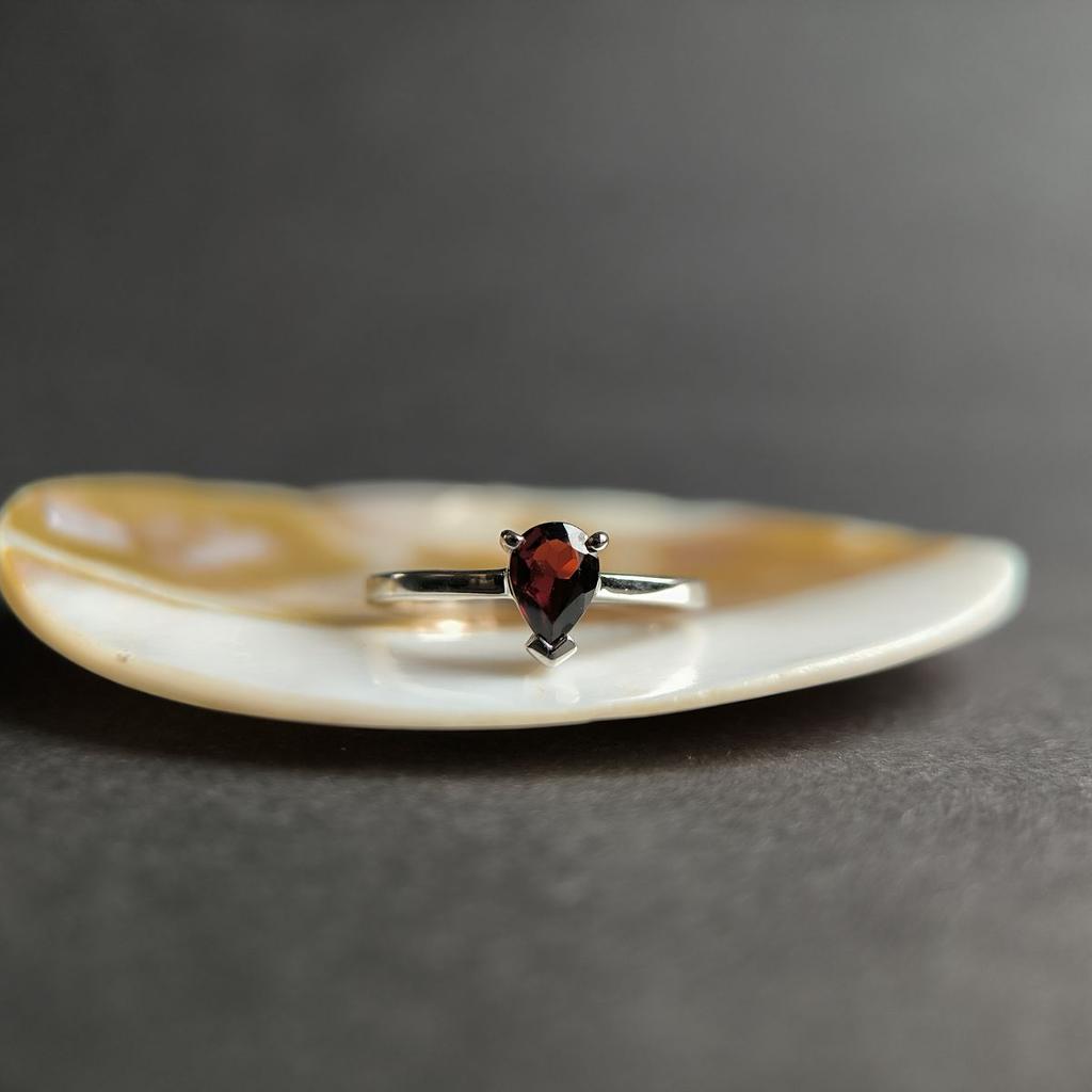 Серебряное кольцо с натуральным гранатом, вес изделия 2,17 гр (2194613)