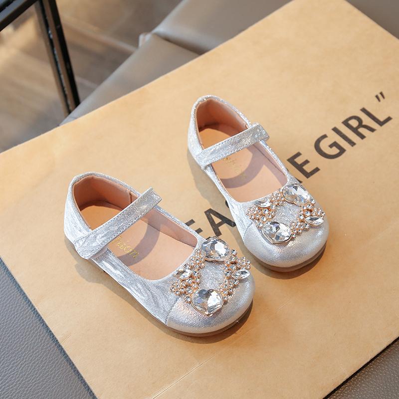 

Детская кожаная обувь Блестящие хрустальные туфли-балетки для девочек с круглым носком на застежке-липучке 2025 Новые детские туфли принцессы Элегантные Милые Трендовые 23 серебряный