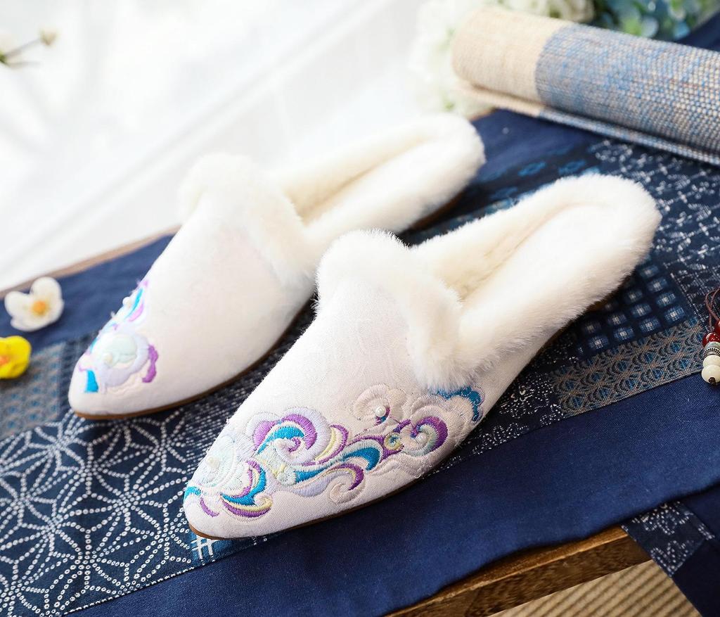 Women's Retro Embroidered Cotton Pointed Toe Slipper