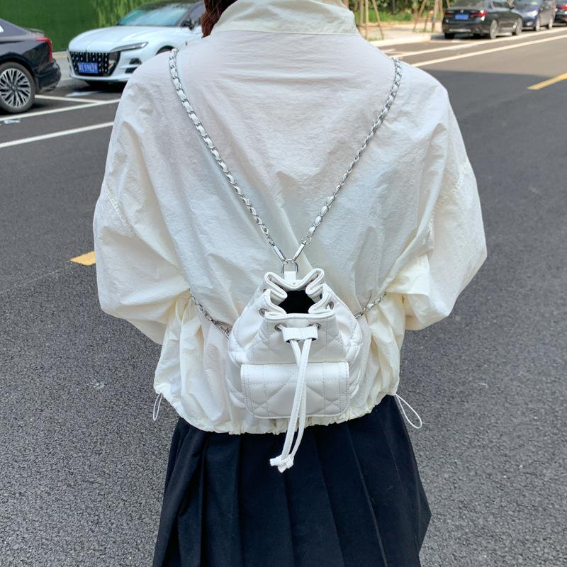 

Женский рюкзак Новый однотонный рюкзак с цепочкой Маленький рюкзак Модная сумка для поездок белый