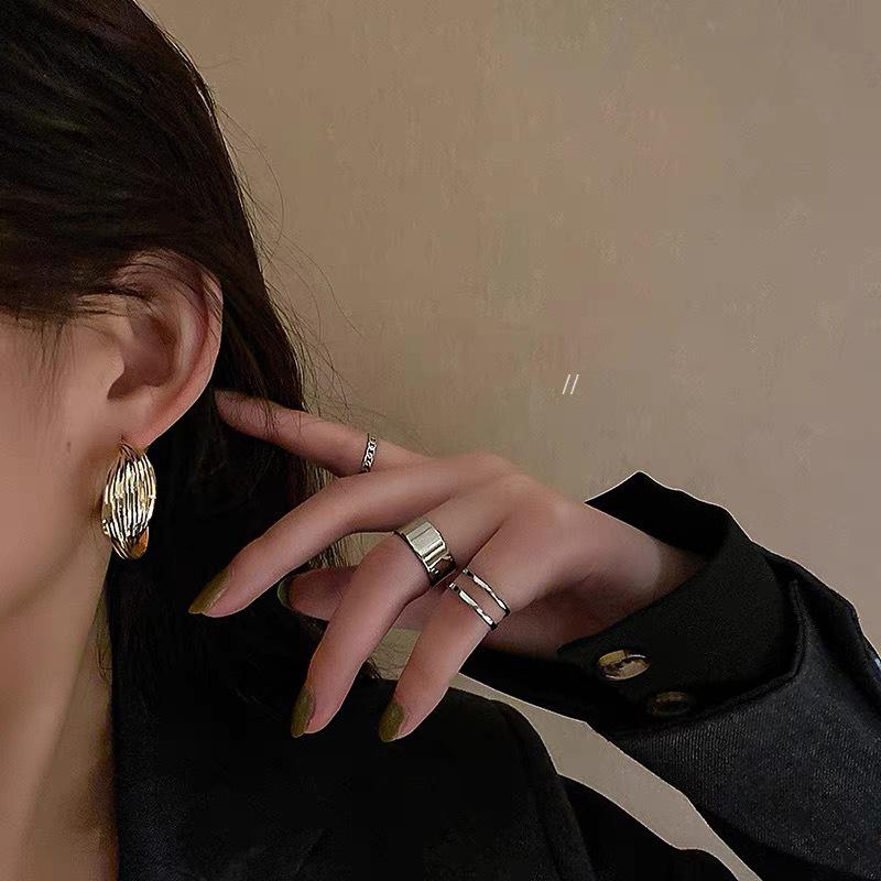 Elegant Vintage Twisted Metal Hoop Earrings for Women - Stylish and Versatile Fashion Accessory