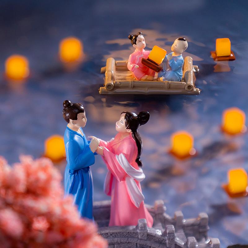 1Pc Cute Cartoon Sweet Couple Figurines Micro Landscape Crafts Miniatures Garden Dollhouse Ornaments Wedding Home Decor