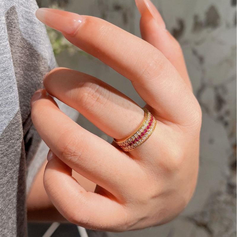The Same Old Shop In The Gold Store Is Full Of Diamonds, Roses, Window Flowers, Vajra Opening Rings, Retro Light Luxury Rubies, And High-End Feeling