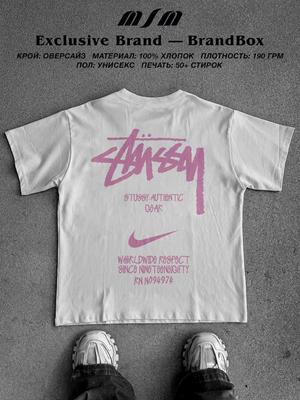 Imprimé Stussy surdimensionné sur le dos du T-shirt