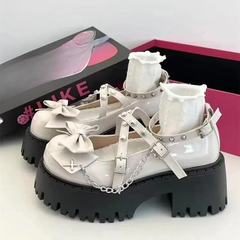 

Женская обувь, 2024 г., женские туфли-лодочки на высоком каблуке и платформе с запахом на щиколотке, женская обувь с заклепками и цепочкой на квадратном каблуке с пряжкой и ремешком-бабочкой 40 покинуть белый