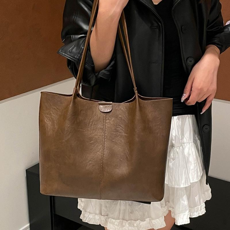 Casual commuter tote bag women's 2025 autumn new personality trendy daily simple temperament shoulder armpit bag