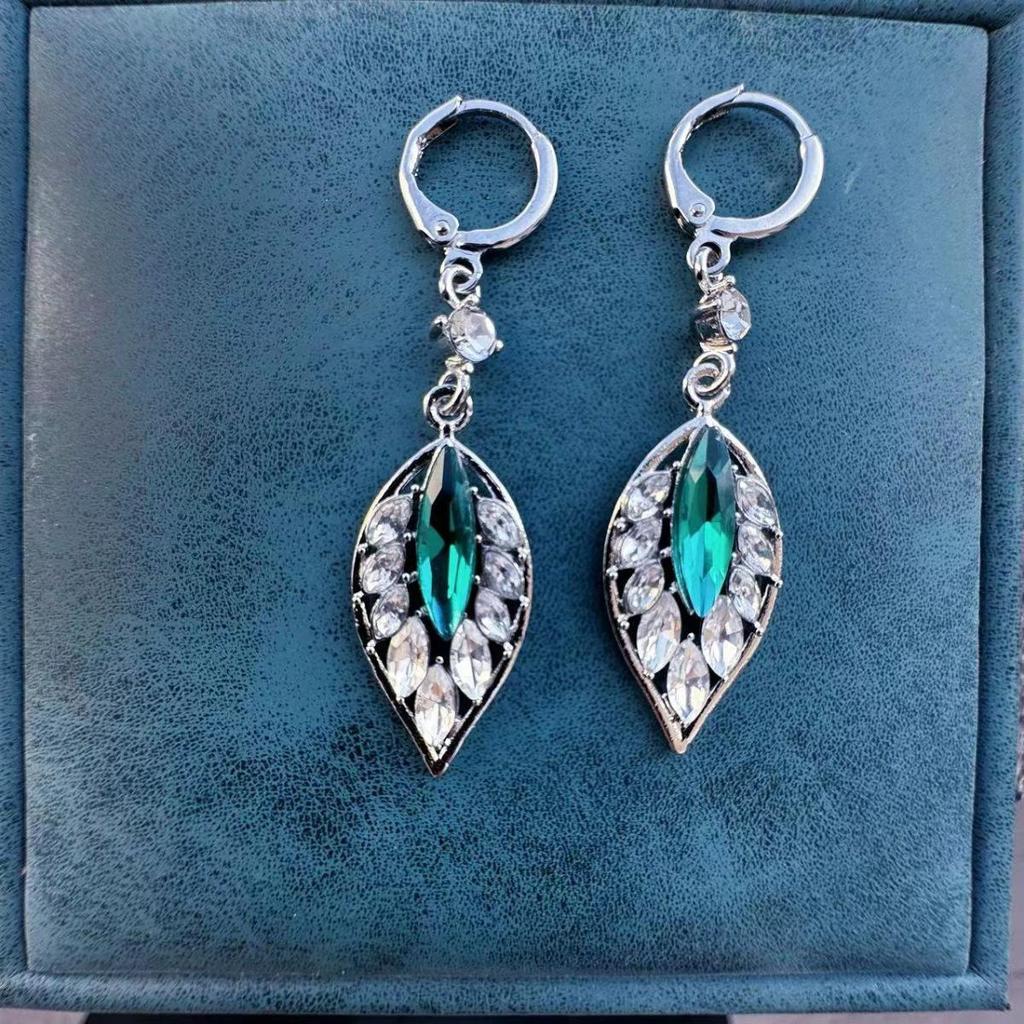 Elegant Green Leaf Geometric Ear Cuff: Versatile, Stylish, and Luxurious