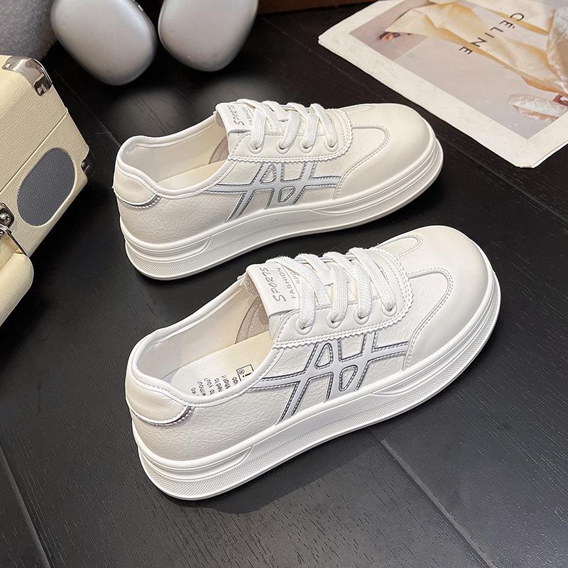 Popular little white shoes women's 2025 summer new versatile flat bottom not tired feet non-slip student leisure sports board shoes