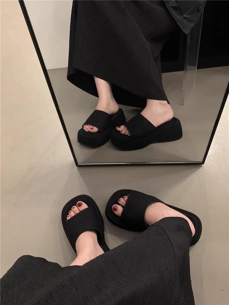 Korean version of muffin thick-soled cool slippers women's summer wear fashion high sense Internet celebrity word drag 2025 new beach shoes