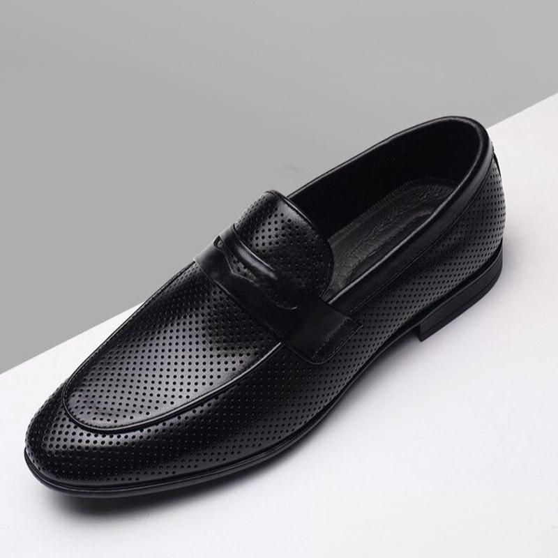 

The new fashionable bean shoes are a pair of casual men s leather shoes with hollowed-out designs. Dad shoes A24 44 чёрный
