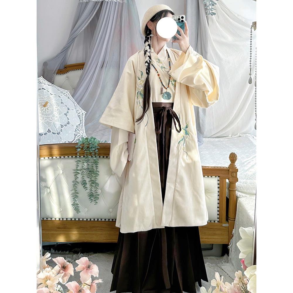 Hanfu im chinesischen Song-Dynastie-Stil, modifizierter langer Bei Zi und verdickter Faltenrock für den Alltag