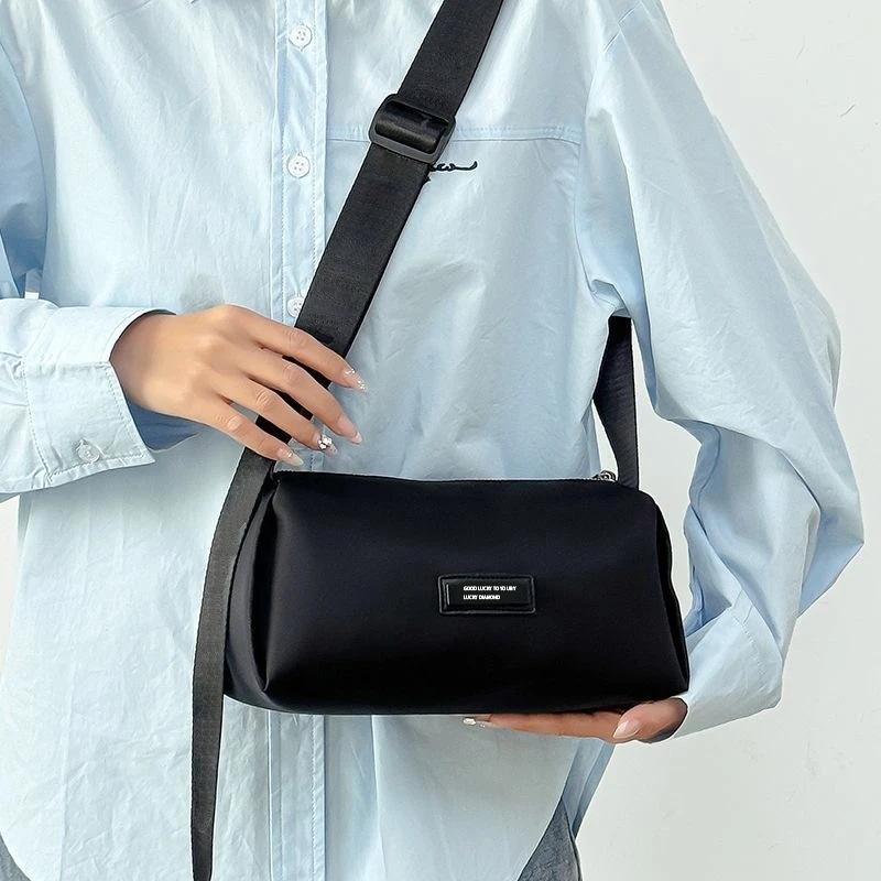 Oxford cloth canvas bag women's 2025 new light leisure sports shoulder bag women's bag diagonal span breast bag