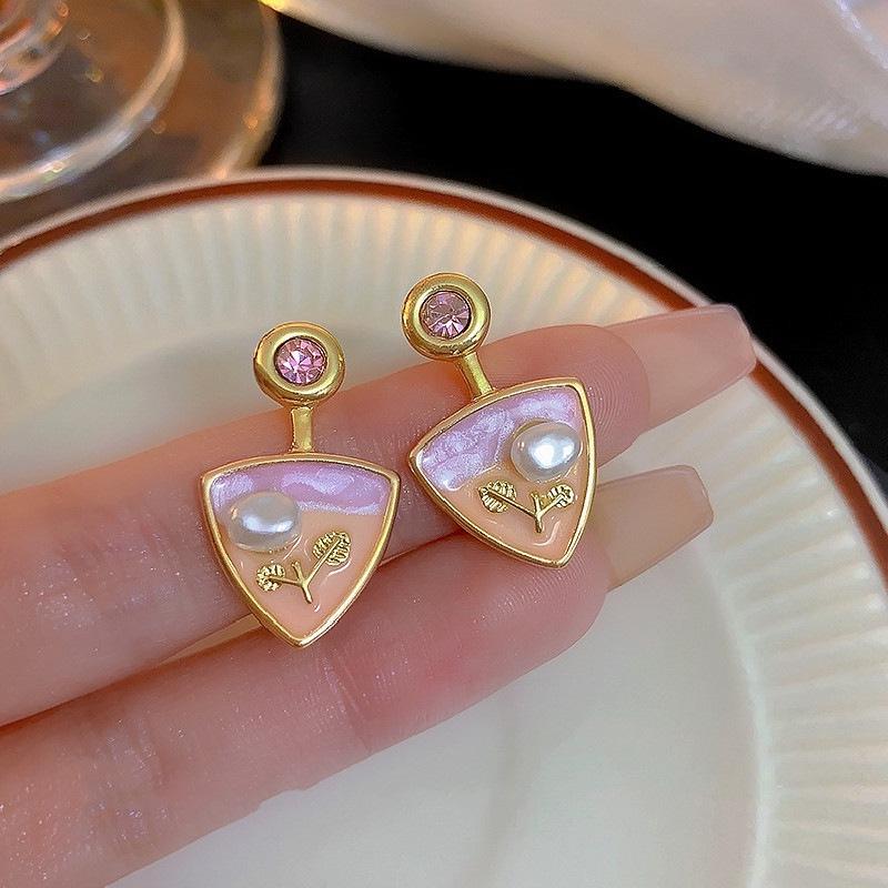 Silver needle French retro oil painting triangular stud earrings female, niche design Baroque pearl earrings earrings розовый