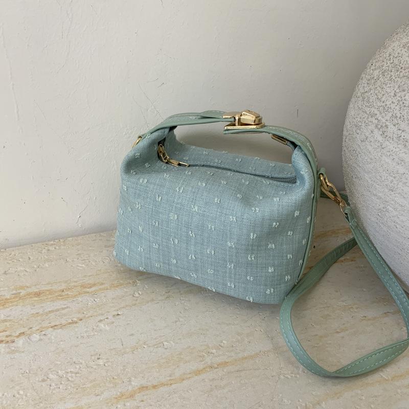 

Unique hand carry gold bag 2025 summer new niche fashion chain banquet single shoulder crossbody small square bag зелёный