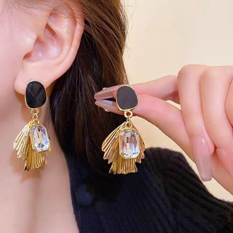 2024 High-End European & American Irregular Luxury Dangle Earrings: Elegant, Versatile Design for Women