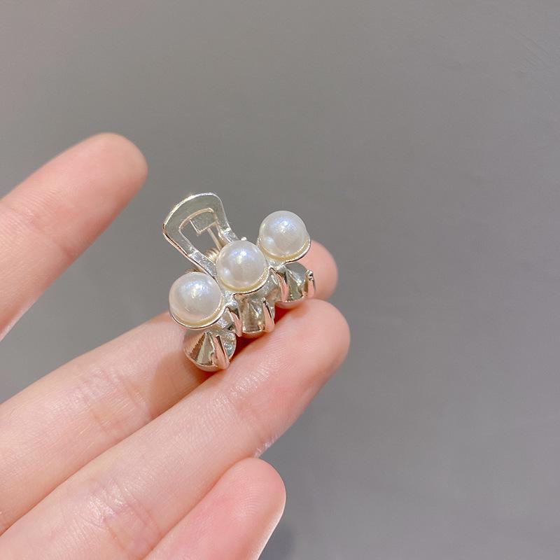 Agrafă de păr coreeană cu fundă dulce din perle: Clips Metalic Elegant & Accesoriu de Păr Minimalist pentru Femei