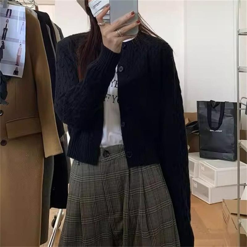 

Twist knitted cardigan women s coat autumn and winter new college style versatile knitted sweater short top women One size чёрный