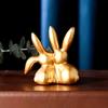 1 Stück Goldener Kuss Paar Hase Figur Einzigartige Ästhetische Harz Statue Vielseitige Innen Außen Dekoration für Zuhause Büro Regal