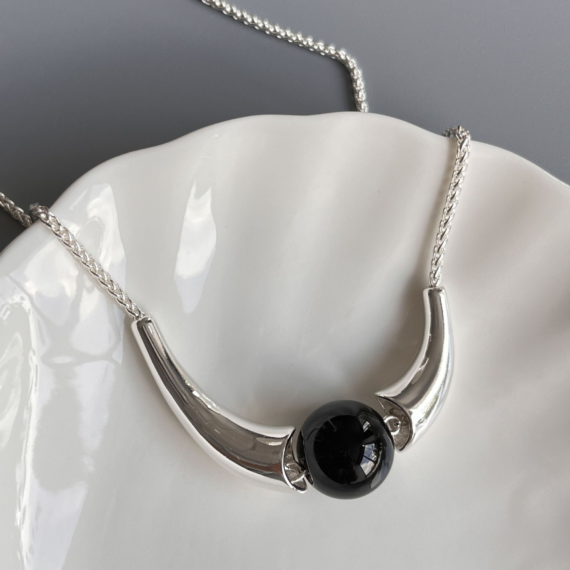 

Чжан Юэр, черные круглые бусины агата в форме рога, ожерелье для женщин, легкое, роскошное, нишевый дизайн, длинная цепочка для свитера