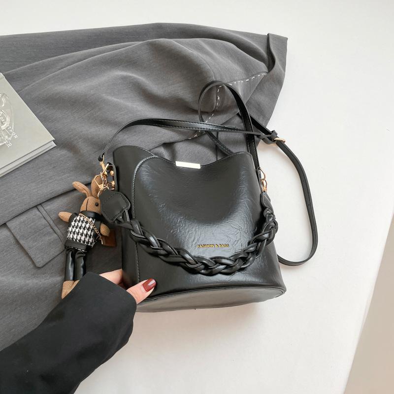 Premium Shoulder Bag Women's Spring New Trend Versatile Shoulder Bag Fashion Retro Messenger Bag