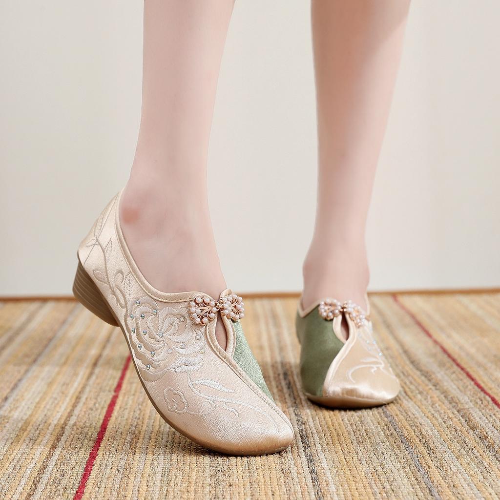 2024 New Chinese Style Embroidered Cloth Shoes Ethnic Style Cheongsam Temperament Women's Single Shoes Retro Old Beijing Embroidered Women's Shoes