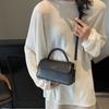 Retro liten veske dameveske 2025 ny mote høst og vinter skulder messenger bag high-end dame bærbar liten firkantet veske