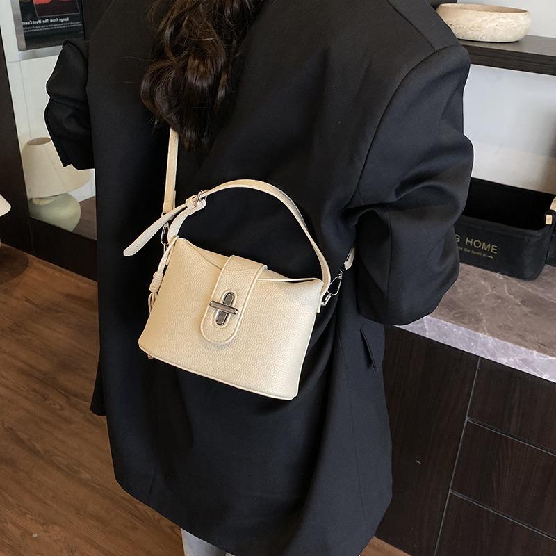 Niche design fashionable versatile commuter handbag women's spring new simple messenger bucket bag