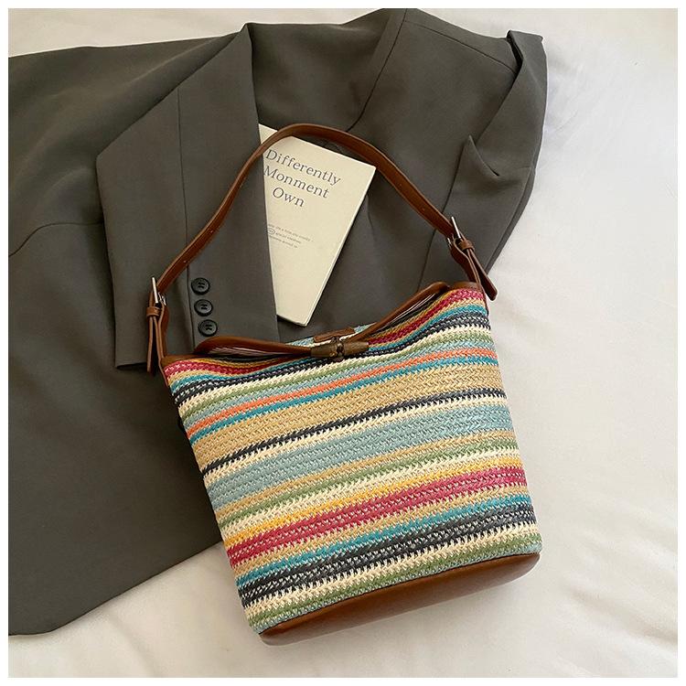 

Корейская версия нишевая наплечная сумка-мессенджер ретро полосатая сумка-тоут для通勤 женская 2025 новая летняя супер огненная соломенная сумка