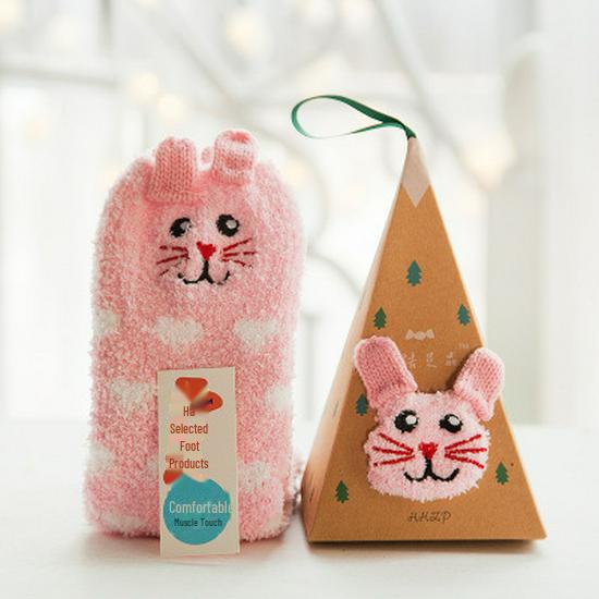 Calcetines Navideños Acogedores de Forro Polar de Coral: Bordado de dibujos animados 3D grueso, Forro polar en la mitad lateral, Ideal para el hogar