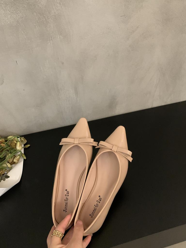 French Pointed Head Bow Patent Leather Flat Bottom Shallow Mouth Single Shoes Female 2025 New Fairy Wind One Pedal Soft Sole Laden Shoes