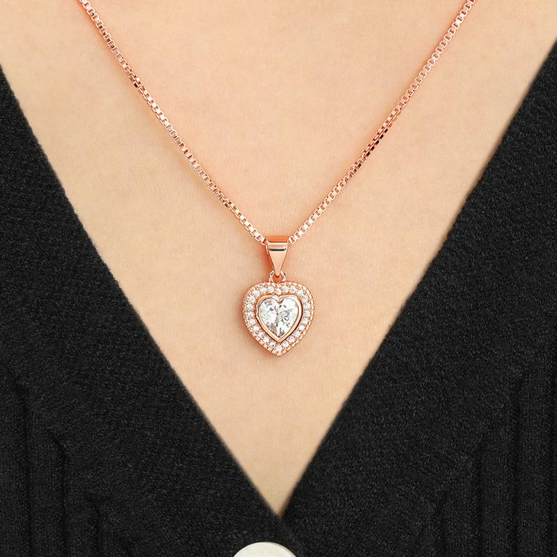 A peach heart pendant necklace, original design Korean version one-carat diamond-set simple and popular love necklace
