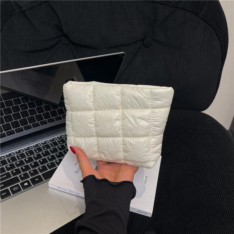 Fashi Korean Wrinkled Clutch Bag Women Comfortable and Versatile Texture Mini Straw Bag Ins Trendy Simple Leisure Handle Bag