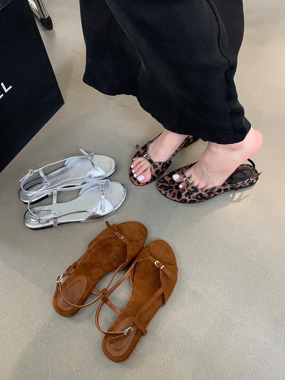 Модные женские босоножки с открытым носком на плоской подошве с низким каблуком — фото 4