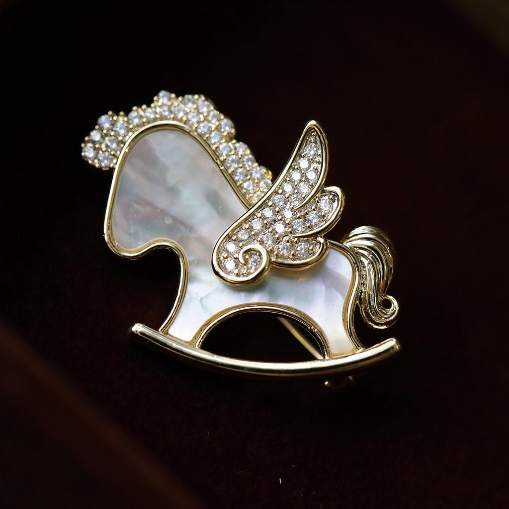 Bo Xin Yun Gold Seashell & Zirconia Cartoon Horse Brooch with Rhinestone Accents - Elegant Birthday Gift & Fashion Accessory